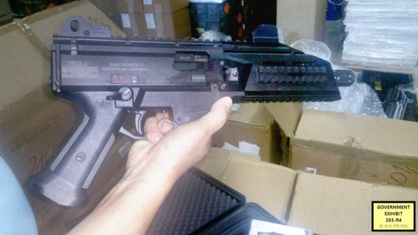 Arma con el nombre de Juan Orlando Hernández muestra Fiscalía en juicio contra Tony Hernández